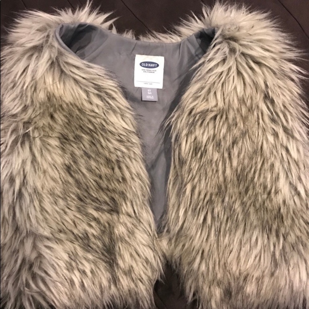 Faux fur kids vest.